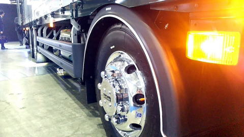 軽量且つ高強度なDOMAR社のトラック・トレーラー用樹脂製フェンダー